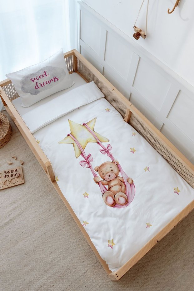 Single Duvet Cover and Fitted Sheet Set - Iconic Series - Grizzly Bear Swinging on the Star Pink