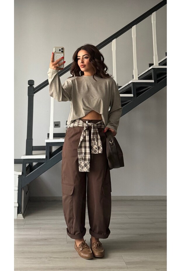 Bitter brown shirt with cargo pants accessory