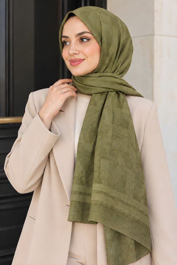 شال ناعم باللون الأخضر الزيتي