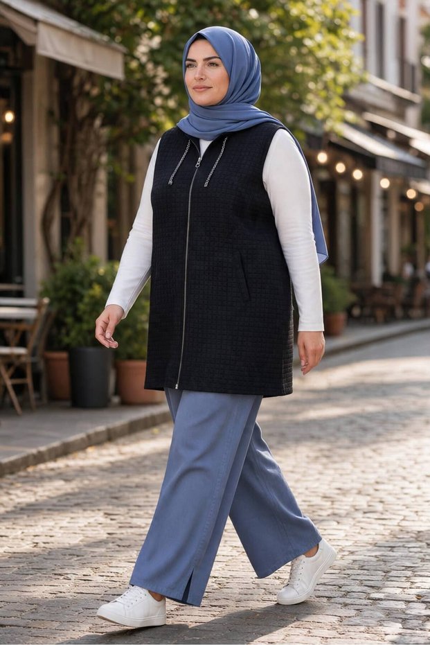 Women's Chain Detailed Hooded Zippered Square Patterned Quilted Vest