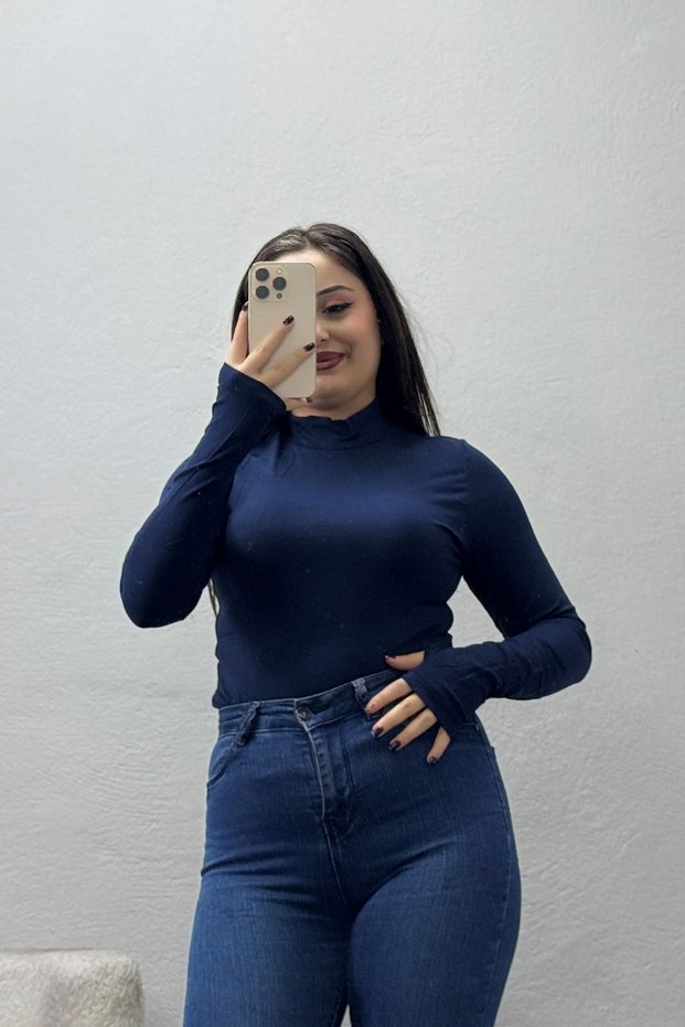 بدلة نسائية باللون الأزرق الداكن
