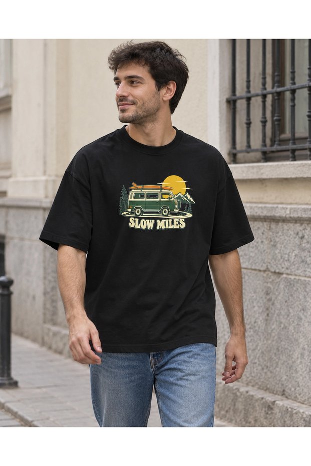تي شيرت أسود كبير الحجم مطبوع عليه Slow Miles Caravan للجنسين