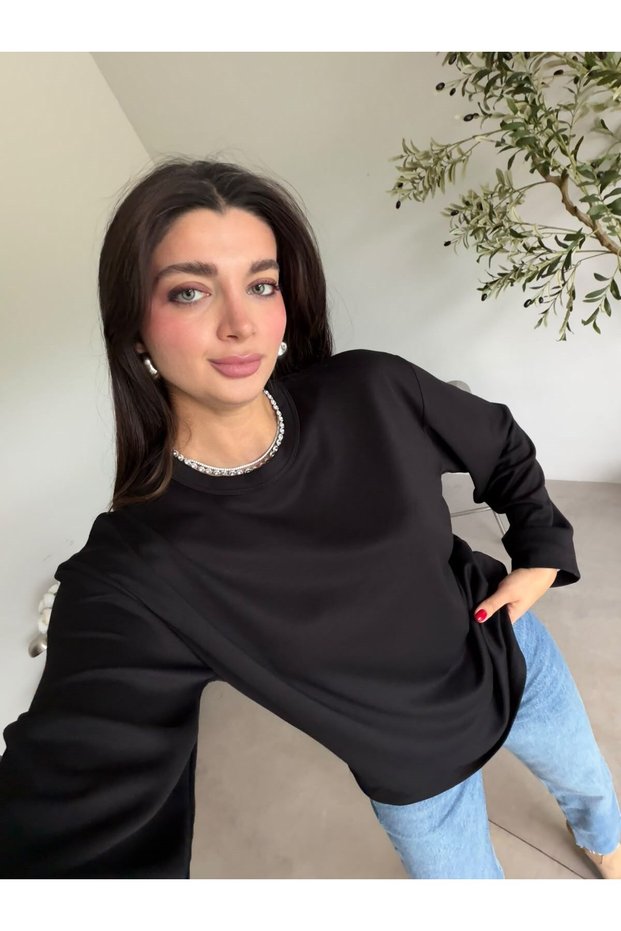 بلوزة أساسية برقبة دائرية سوداء