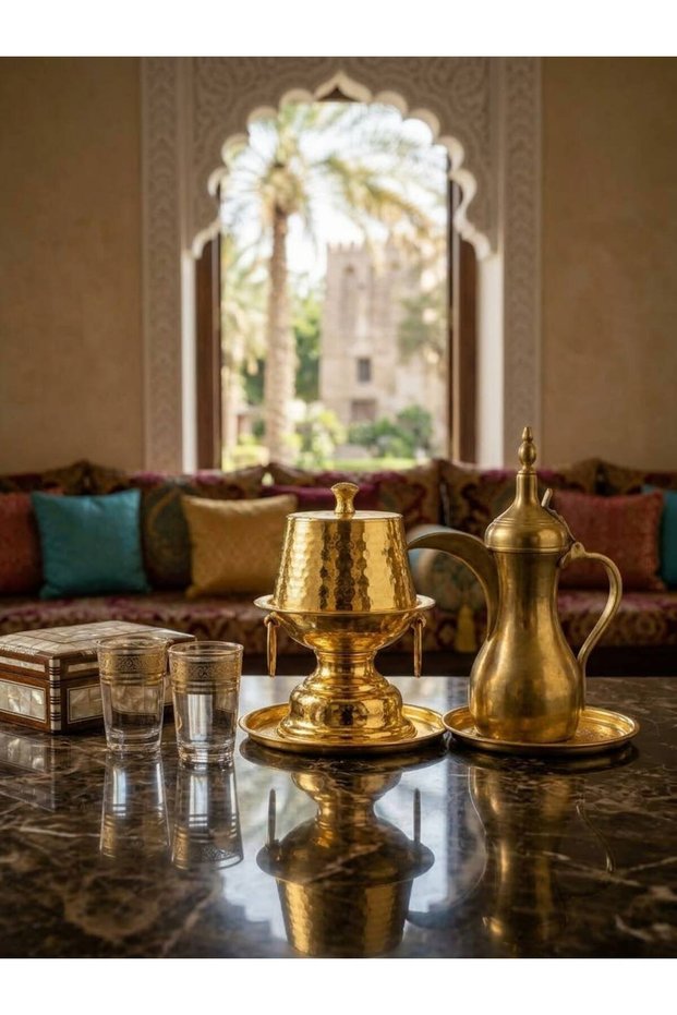 تمرية معدن ذهبية بغطاء
