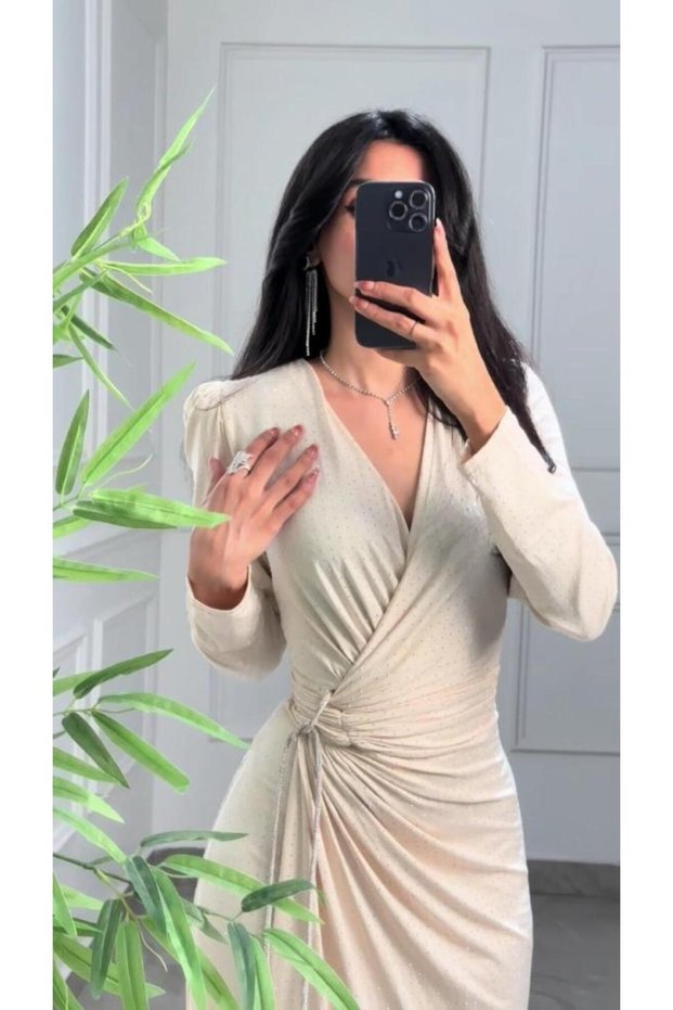 فستان سهرة مزين بكريستالات صغيرة