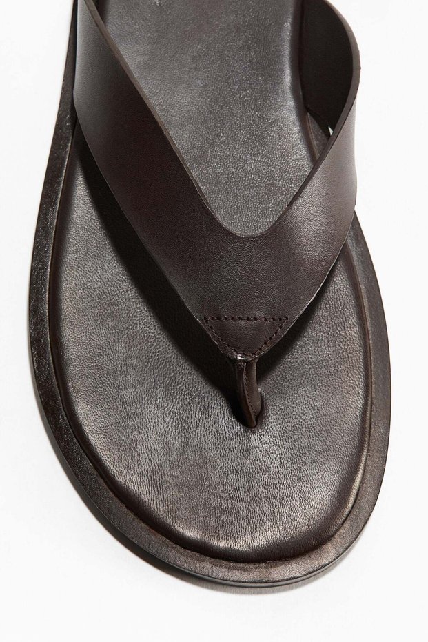 Leather flip-flops