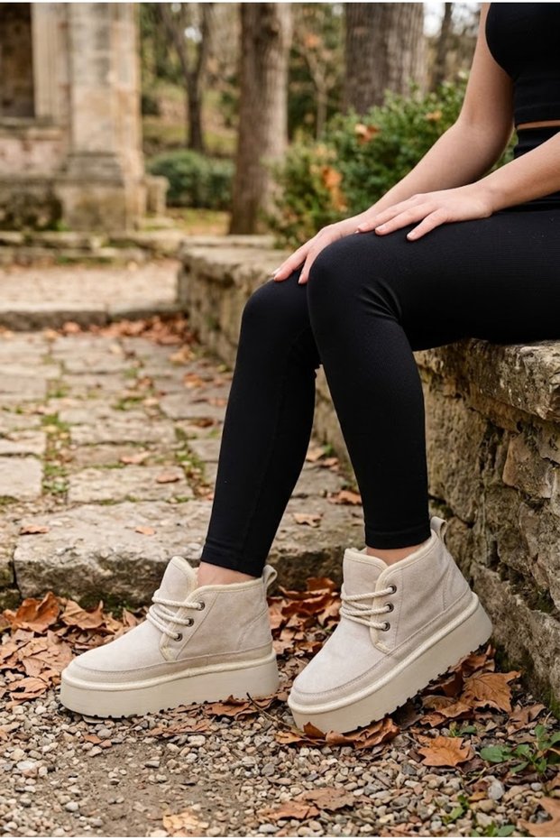 Livisng Women's Boots with Lace-Up and Fur Inside, Suede