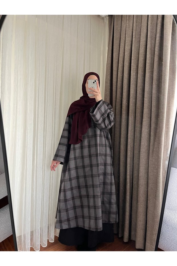 بلوزة سوداء منقوشة