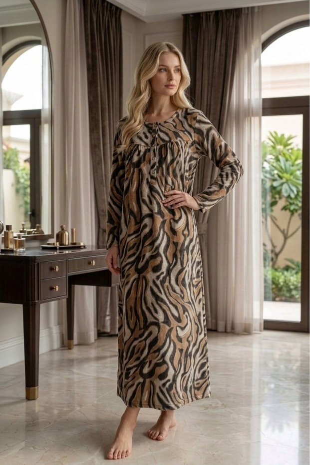 Plus Size Women's Winter Soft Fabric Patterned Piping Detailed 4 Button Long Nightgown (142 cm)