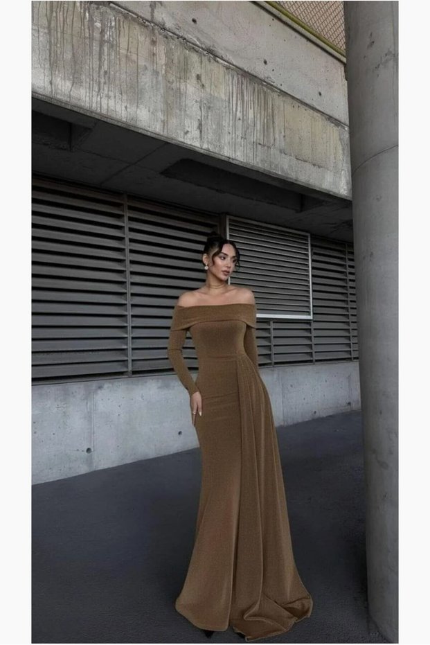 Boat Neck Maxi Dress with Long Sleeves and a Deep Neckline · Color: Gold · Size: M BX
