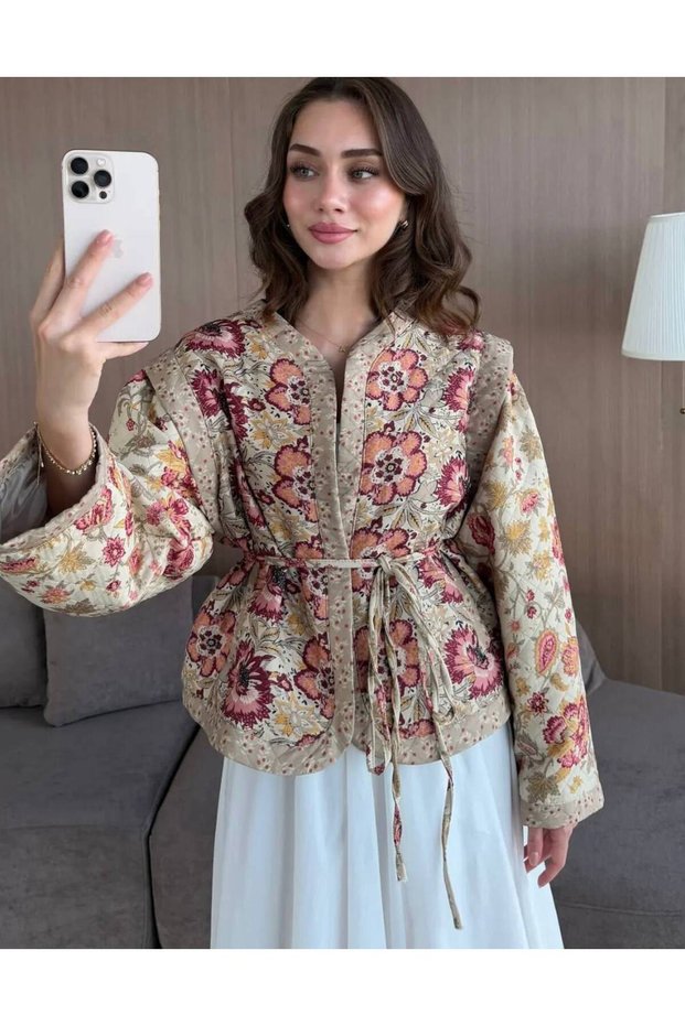 سترة نسائية مبطنة بتصميم منقوش باللون الأحمر