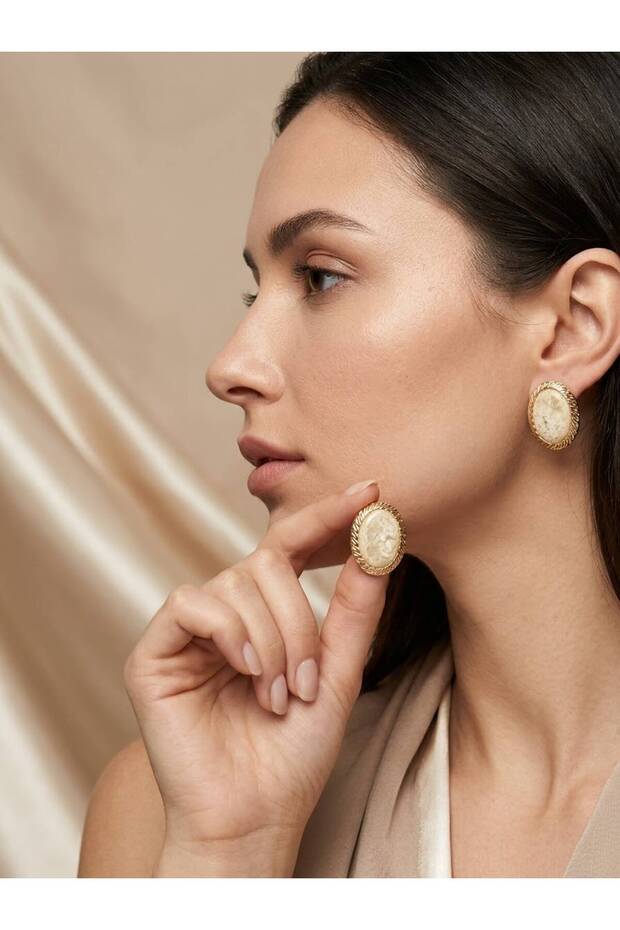 أقراط نسائية ذهبية بإطار بيضاوي من الإيبوكسي - كريمي