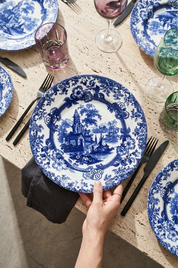 Old Town Blue 6-Person 25 cm Special Design Premium Porcelain Serving Plate with Blue Floral Painting Pattern