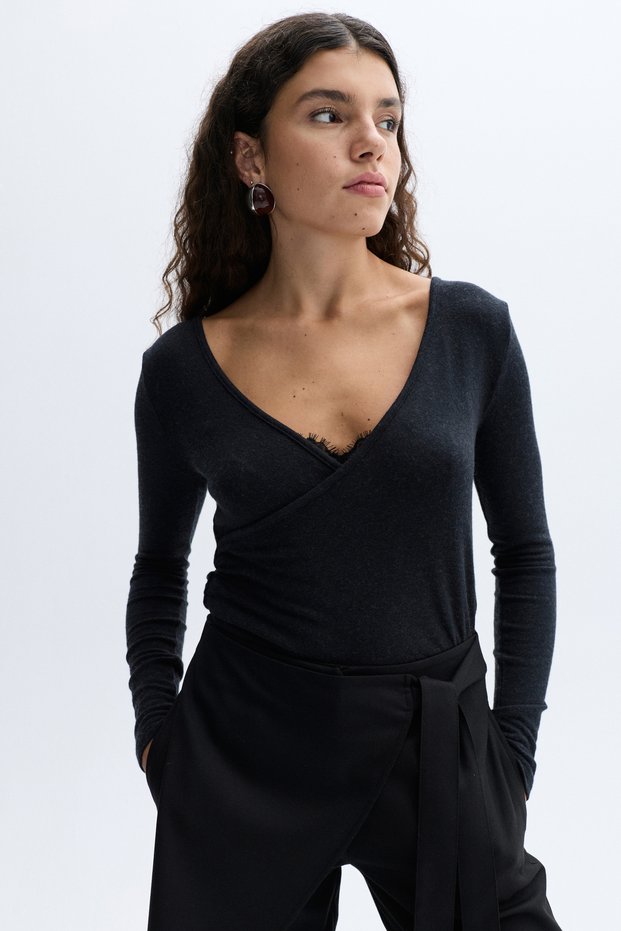 Women's Black V-Neck Fitted Long Sleeve Blouse