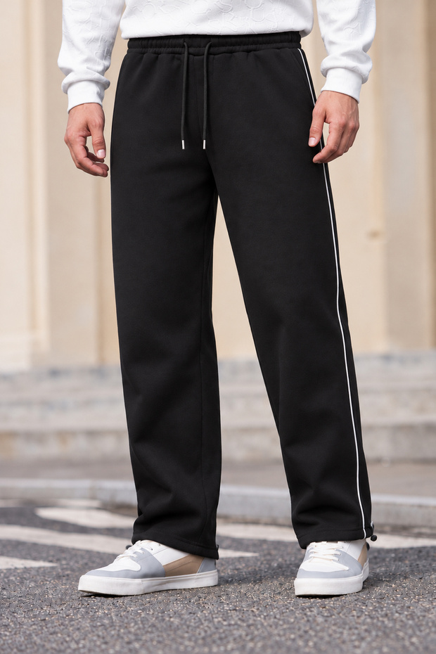 Men's Three-Threaded Fleece-Lined Sweatpants with Elastic Waistband and Leg Stoppers.