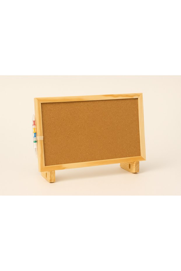 Whiteboard and cork board for organizing ideas and notes سبورة وفلين لتنظيم الأفكار والملاحظات
