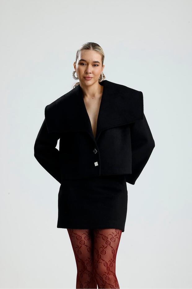 Nisha Kaše Women's Black Jacket and Skirt Set.