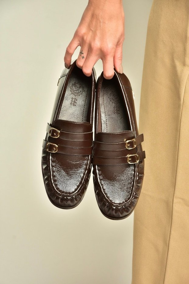 Z820024208 Brown Patent Leather Loafer Shoes with Drawstring Detail and Double Buckle.