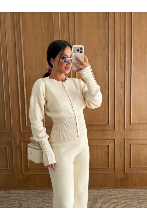 Stylish Knitwear Set with Snap Fasteners for Women.