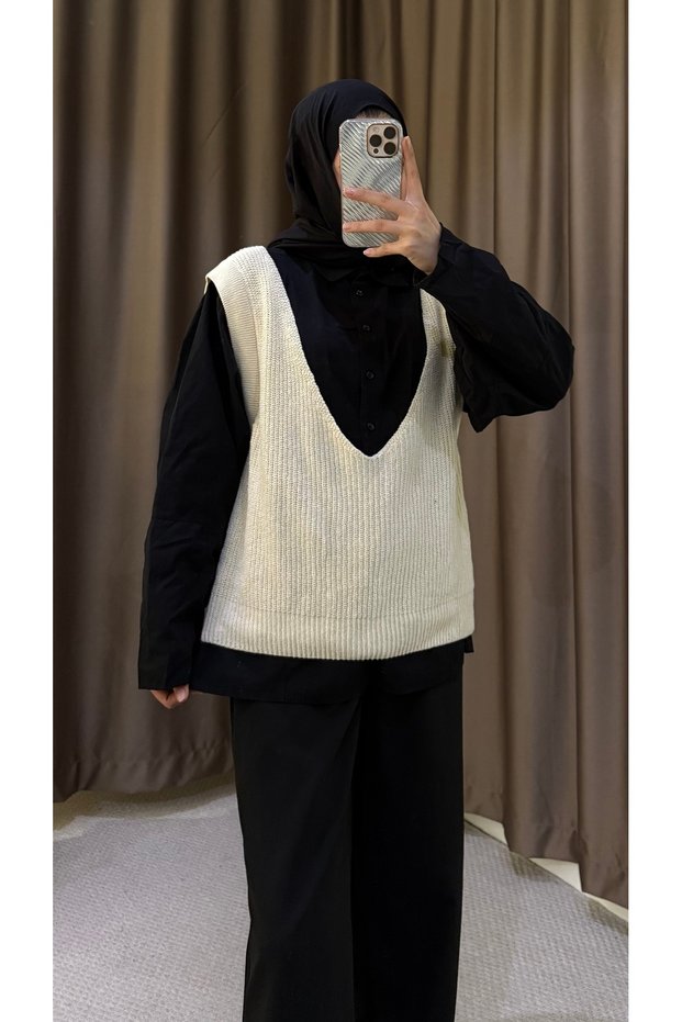 Oversized V-Neck Sweater - Cream