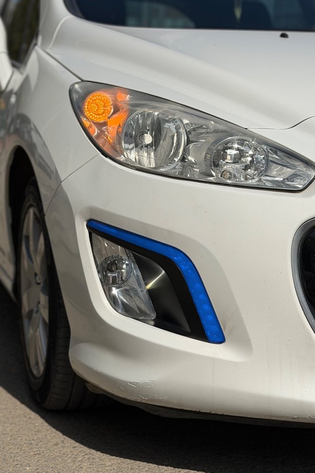 Ready-made headlight tint film for daytime running lights on a peugeot 307.