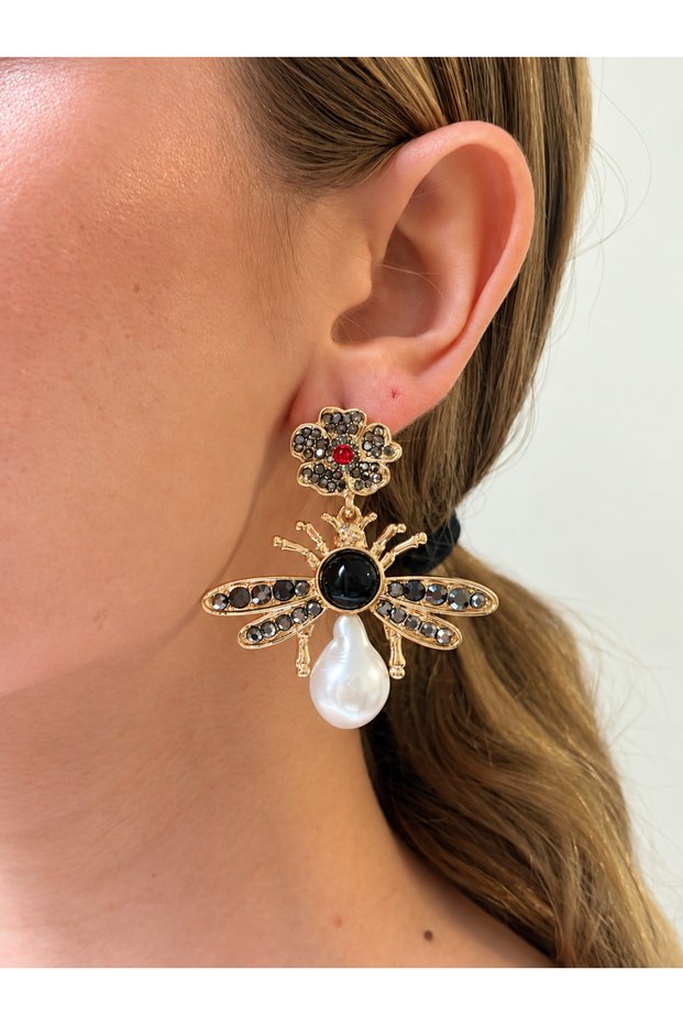 Marka Zr Model: White Pearl Earrings with Crystal Accents and a Bee Design.