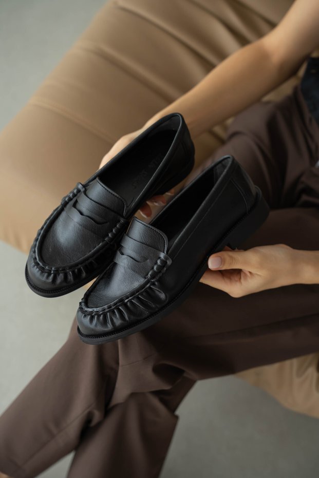 Lurein Women's Loafer with Ruffled Detail and Lightly Thick Heel - Black
