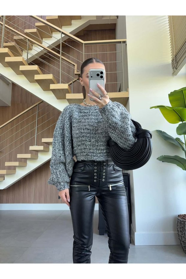 Back-Decolleté Crop Sweater