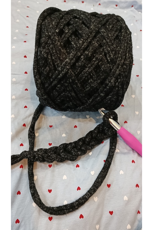 Combed Cotton Yarn 400-500Gr Strawberry Knitwear with a Black Mottled Pattern, Soft Texture.