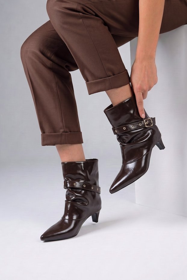 LORTEK ANKLE BELT DETAIL WOMEN'S HEELED BOOTS WITH DETAILED GUSSETS, BROWN