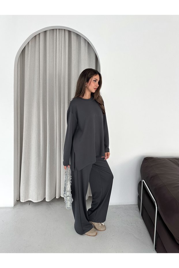 Tunic with a crew neck, long sleeves, and side slits. Elasticated long pants.
