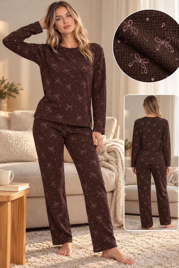 Pajama set in a crew neck style with brown bow detail, made of waffle fabric