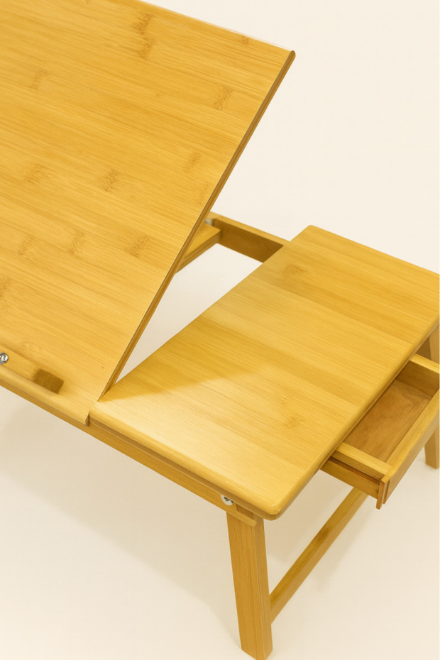 Wooden table for reading books طاولة خشبية لقراءة الكتب