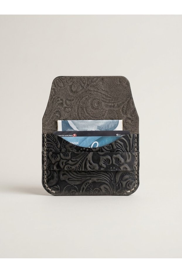 Handmade Mini Cardholder with Floral Pattern – Timeless and Unique Design.