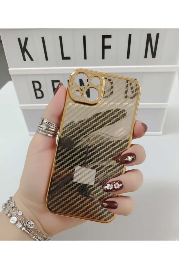 غطاء هاتف iPhone 13، تصميم من ألياف الكربون الذهبية.