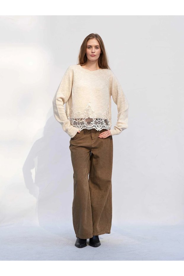 New season women's knit blouse with bicycle neckline and lace details 190869