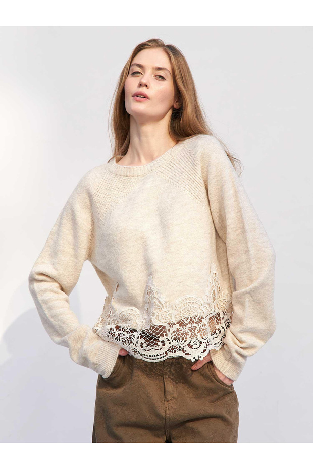 New season women's knit blouse with lace details and a round neckline 190869.