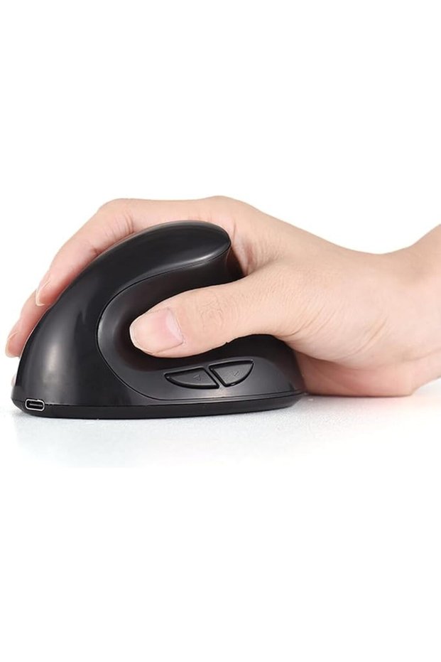 فأرة ألعاب لاسلكية عمودية مريحة، تتصل عبر تقنية 2.4 جيجاهرتز، وتدعم منفذ USB-C، وتحتوي على 3 مستويات قابلة للتعديل لسرعة الحركة.