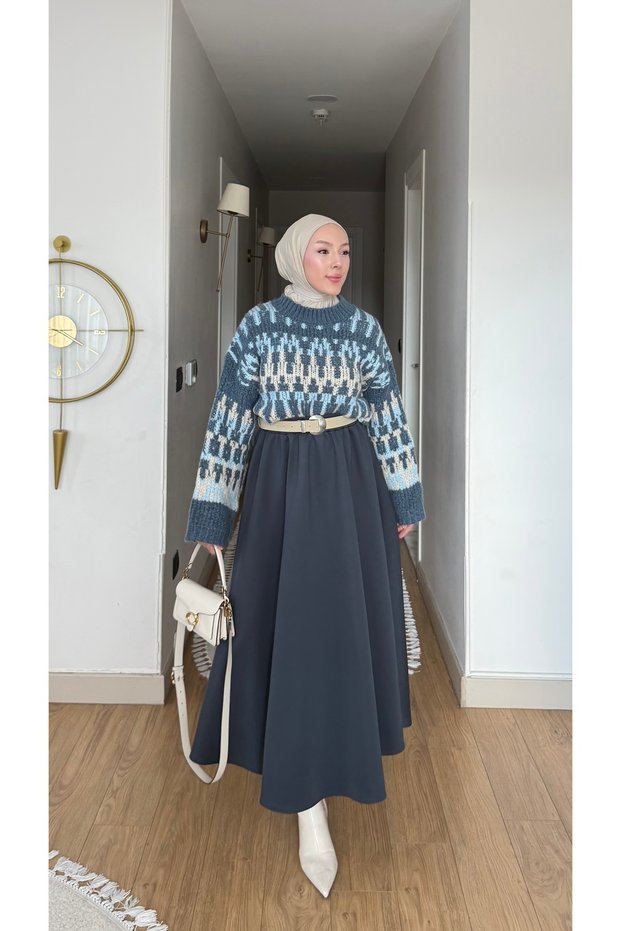 Interest Model: Short Knit Sweater with a Zigzag Patterned Design