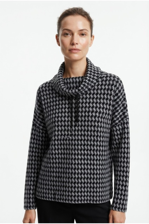 Women's Houndstooth Patterned Turtleneck Sweater