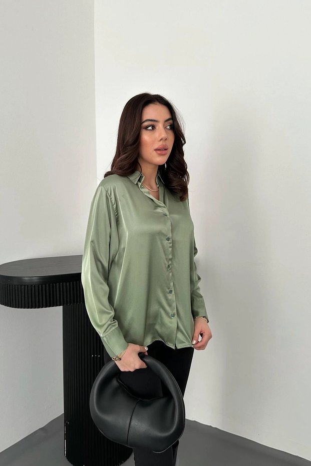 قميص نسائي من الساتان باللون الأخضر النعناعي، بتصميم فضفاض وأزرار.