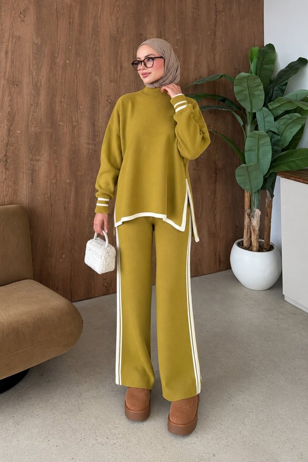 Women's striped knit two-piece set (top and bottom)
