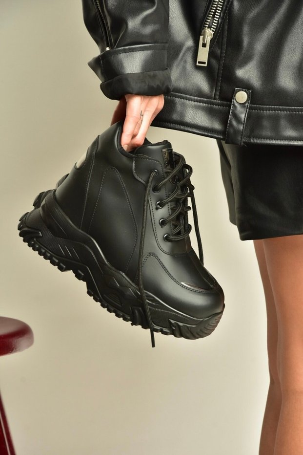 Z367820409 Black Thick-Soled Sports Boots