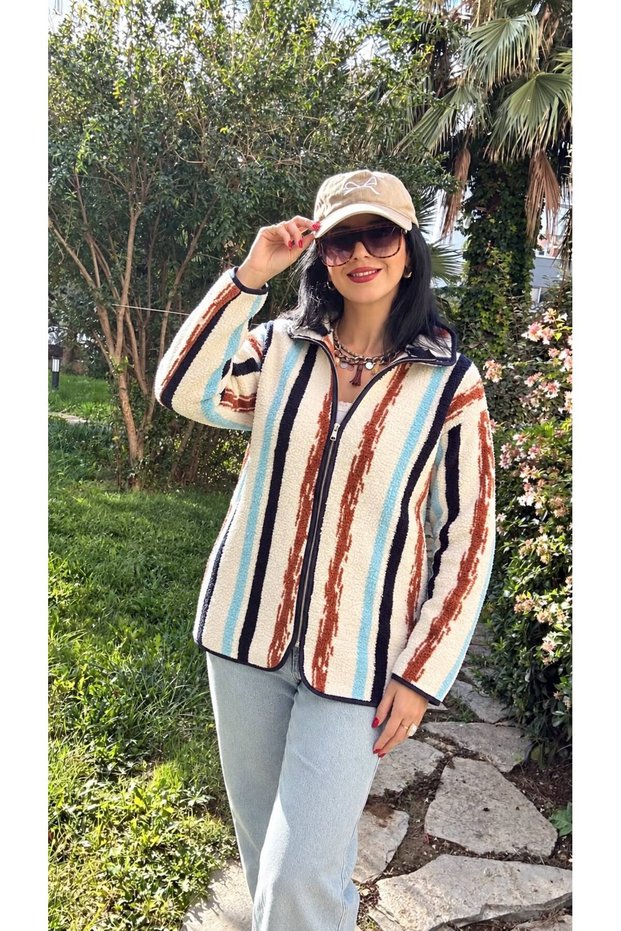 Women's Floral Patterned Soft-Textured Plush Sweatshirt Jacket with Pockets.