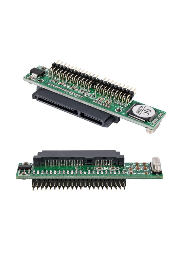 محول من قرص صلب SATA مقاس 2.5 بوصة إلى واجهة IDE ذات 44 طرفًا.