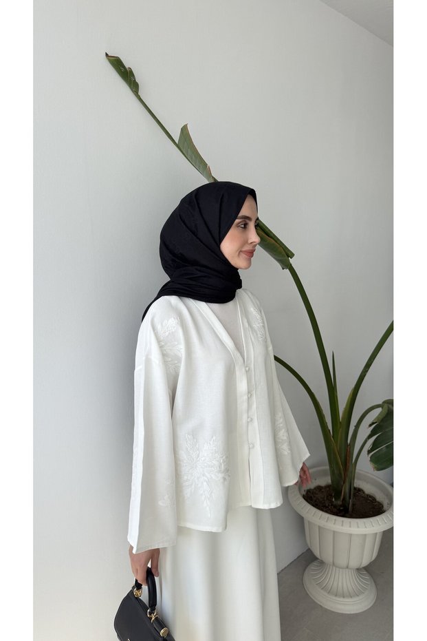 V-COLLAR KIMONO WITH EMBROIDERED DETAILS - WHITE