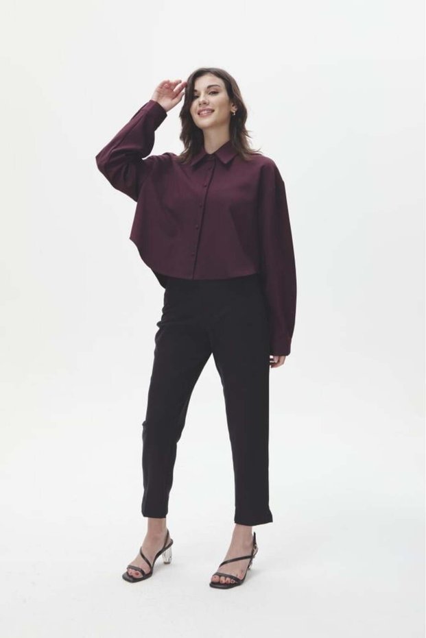 قميص بأزرار وأكتاف منسدلة باللون العنابي