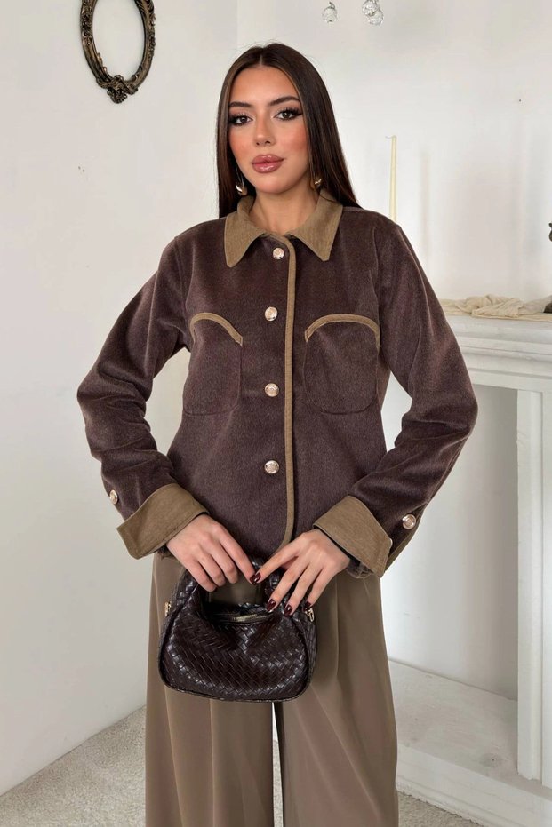 سترة نسائية بنقشة بنية.