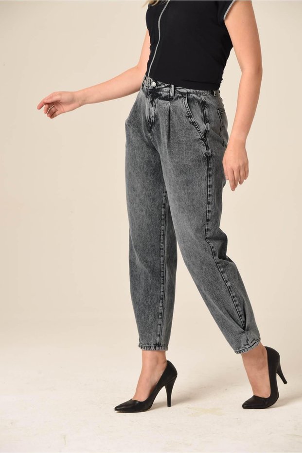 Black Women's High-Waisted Slim Leg Cotton Jeans—Fade-Resistant Denim Pants