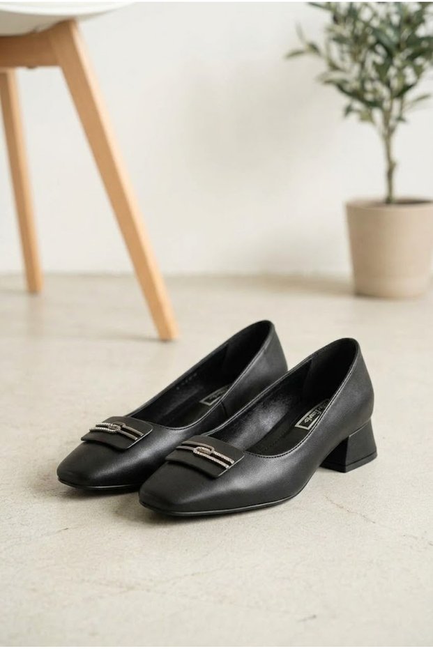 Women's Blunt Toe Stone Buckle Short Thick Heeled Shoes Classic Office Shoes